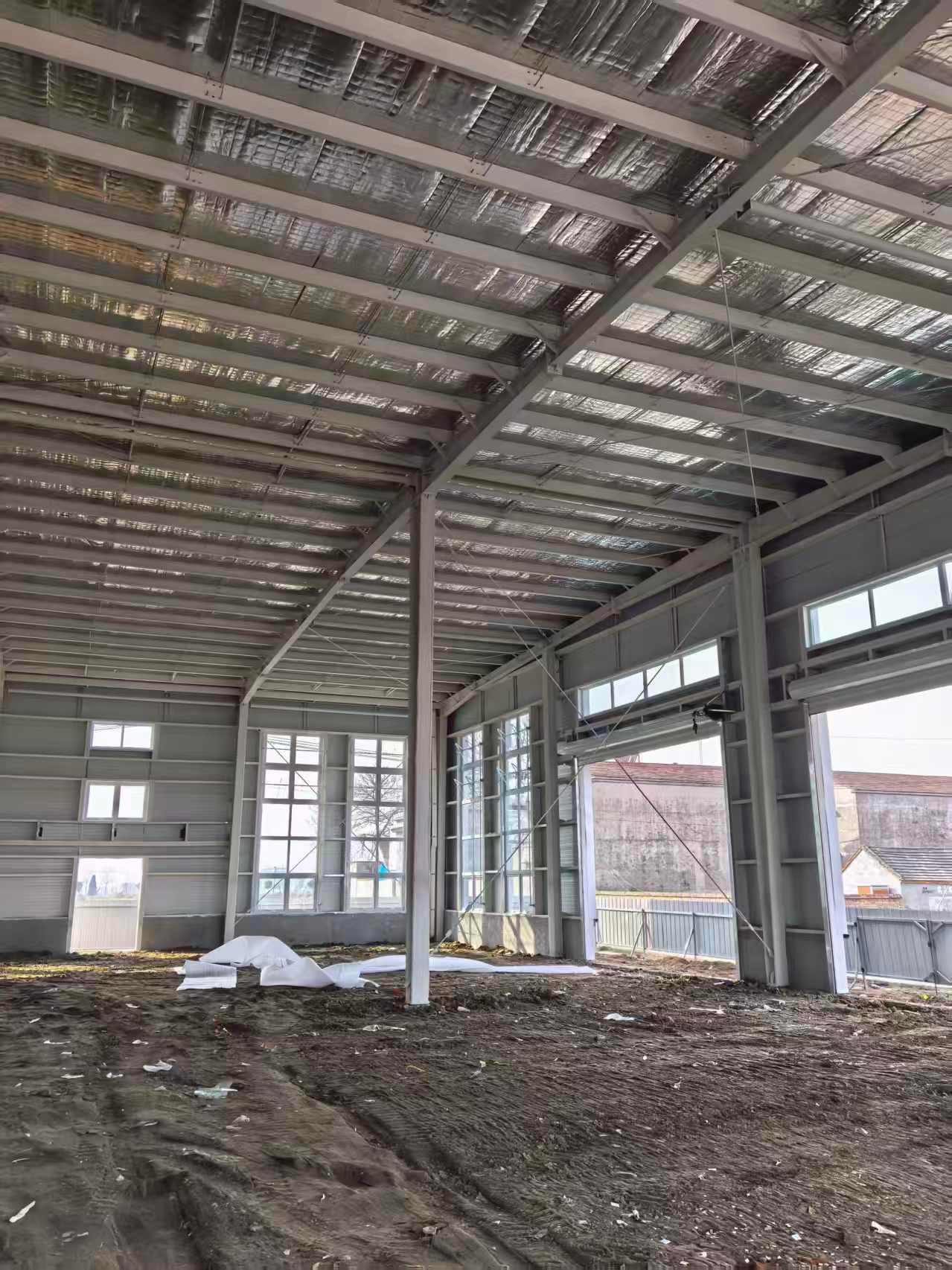 Large-span steel building structure under construction